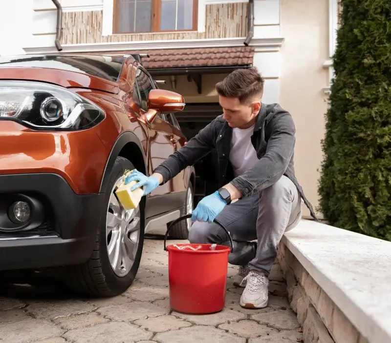 Lavage auto à domicile Levier : professionnel intervenant sur un véhicule
